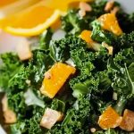 Salade de chou kale sublimée par des graines de tournesol et une vinaigrette à l'orange