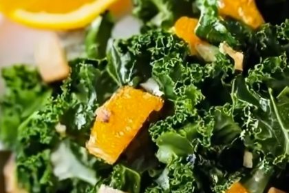 Salade de chou kale sublimée par des graines de tournesol et une vinaigrette à l'orange