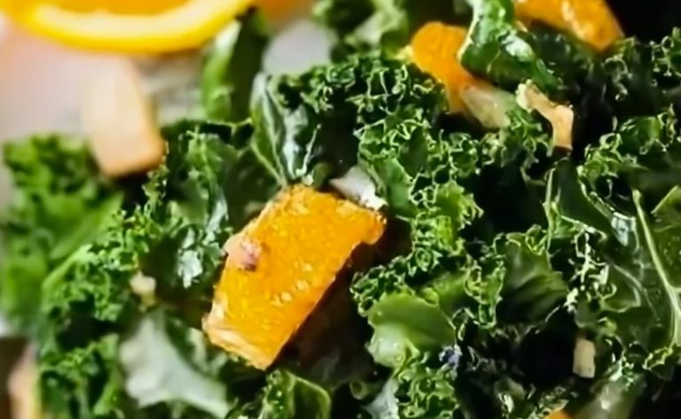 Salade de chou kale sublimée par des graines de tournesol et une vinaigrette à l'orange