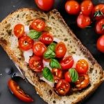 Délicieuse Bruschetta IG bas aux tomates cerises et basilic