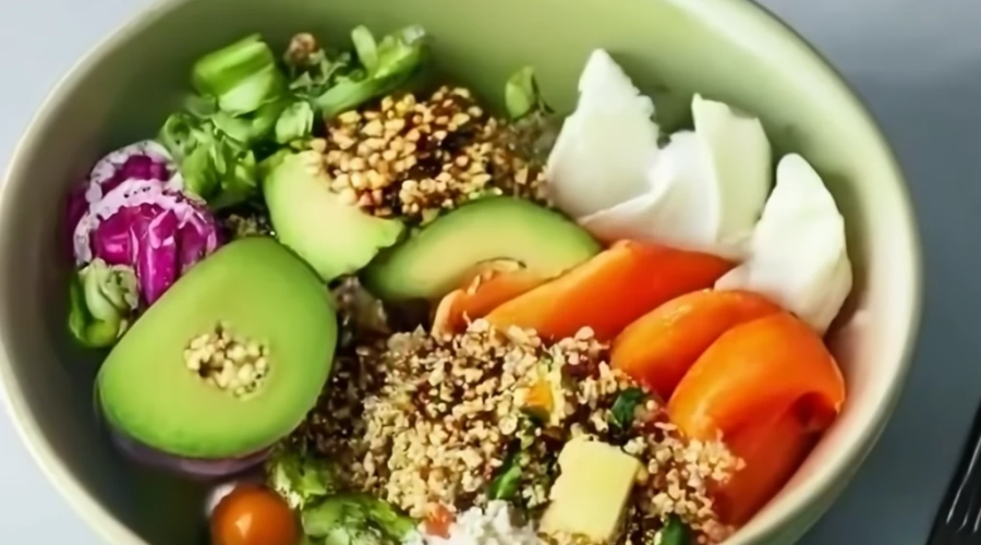 Découvrez notre délicieux Buddha Bowl au Quinoa, Légumes et Avocat, un plat IG Bas savoureux et nourrissant. Profitez d'une explosion de saveurs dans ce repas équilibré en 30 minutes !