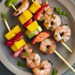 Brochettes de crevettes à la mangue et au piment : une explosion de saveurs saines !