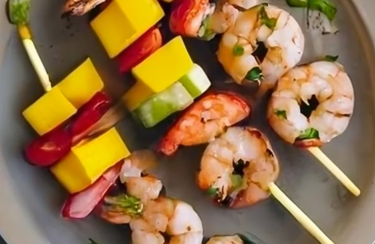 Brochettes de crevettes à la mangue et au piment : une explosion de saveurs saines !