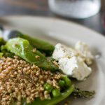 Salade de lentilles aux légumes rôtis et feta : une explosion de saveurs et de bienfaits pour une alimentation saine et équilibrée à indice glycémique bas.