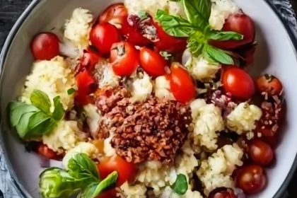 Taboulé de chou-fleur IG bas : une explosion de couleurs et de saveurs avec des tomates cerises juteuses et du basilic frais. Une recette saine, délicieuse et facile à préparer pour un repas équilibré.