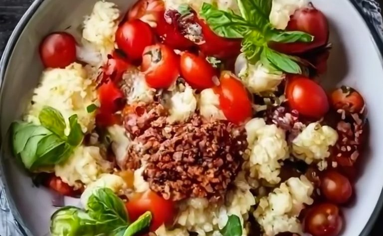 Taboulé de chou-fleur IG bas : une explosion de couleurs et de saveurs avec des tomates cerises juteuses et du basilic frais. Une recette saine, délicieuse et facile à préparer pour un repas équilibré.