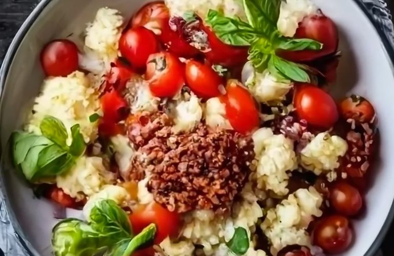 Taboulé de chou-fleur IG bas : une explosion de couleurs et de saveurs avec des tomates cerises juteuses et du basilic frais. Une recette saine, délicieuse et facile à préparer pour un repas équilibré.