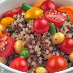 Salade Végétalienne Riche en Protéines : Quinoa, Légumineuses et Légumes Frais