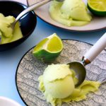 Crème glacée à l'avocat et au citron vert : une délicieuse création glacée.