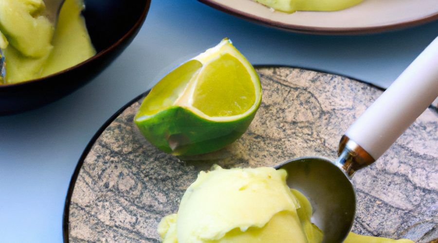 Crème glacée à l'avocat et au citron vert : une délicieuse création glacée.